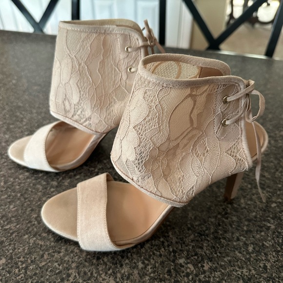 Audrey Brook Lace Heels Size 8 - Picture 2 of 5